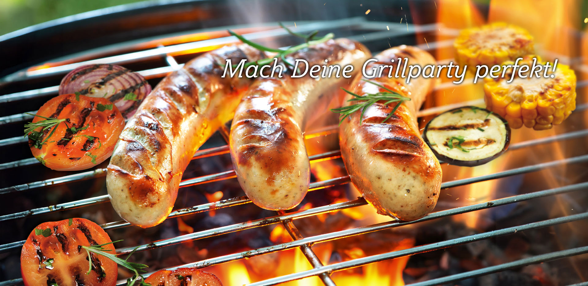Grillrost mit CızzBızz-Bratwürsten, Tomaten, Zwiebel, Aubergine und Maiskolben über offenen Flammen.